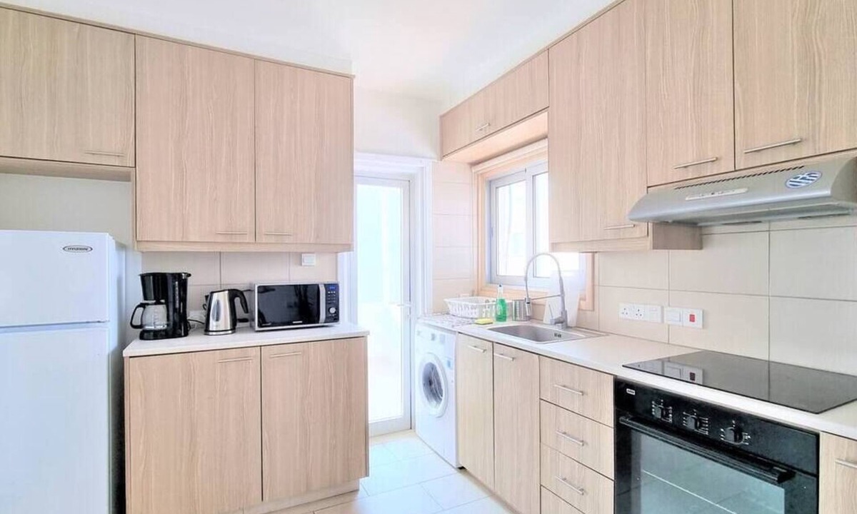 Larnaca Apartment | 2 Apts | 14 guests | City Centre | 100 MBit W-lan