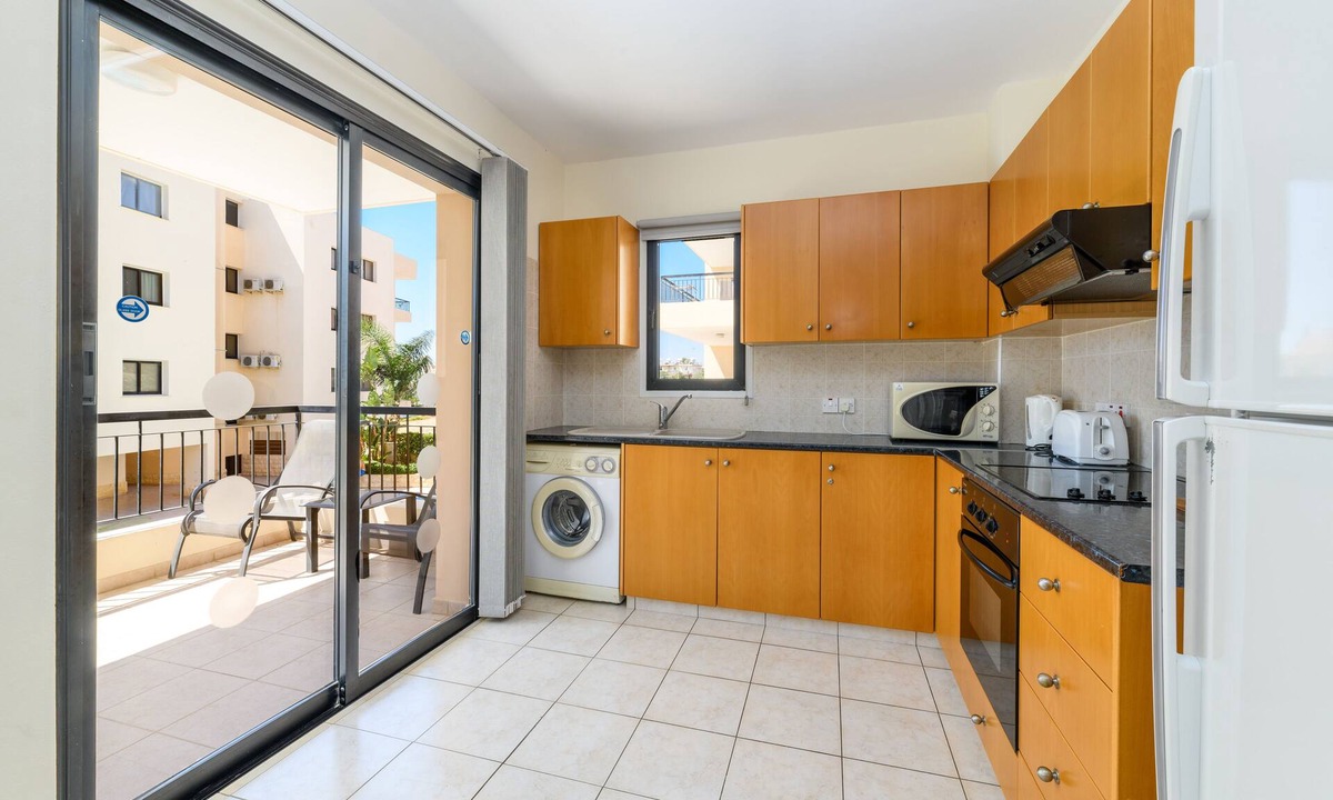 Oroklini Apartment | 2 bed Apartment Overlooking Pool - Oroklini