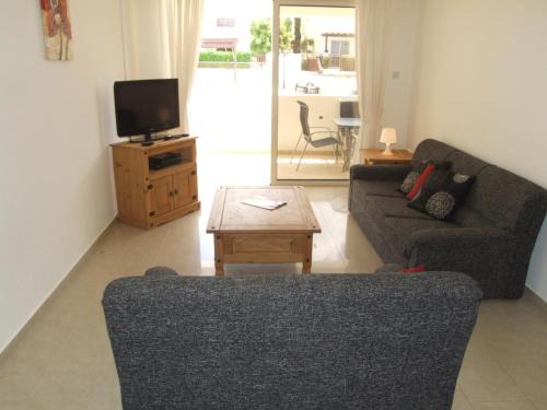 Peyia Town Apartment | 2 bedroom Poolside Apartment E9