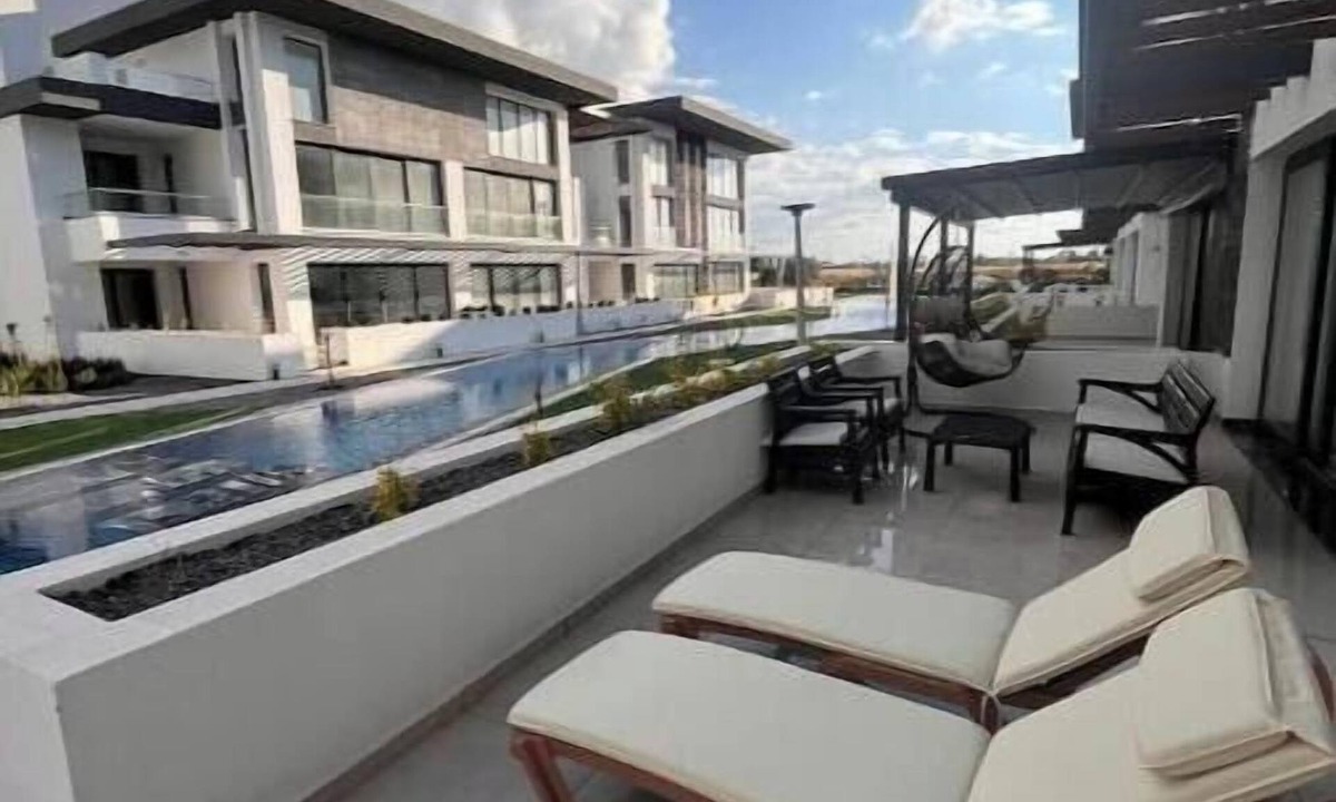 Yeni Bogazici Apartment | Apartamento Olive Court T3+1 com vista para a piscina