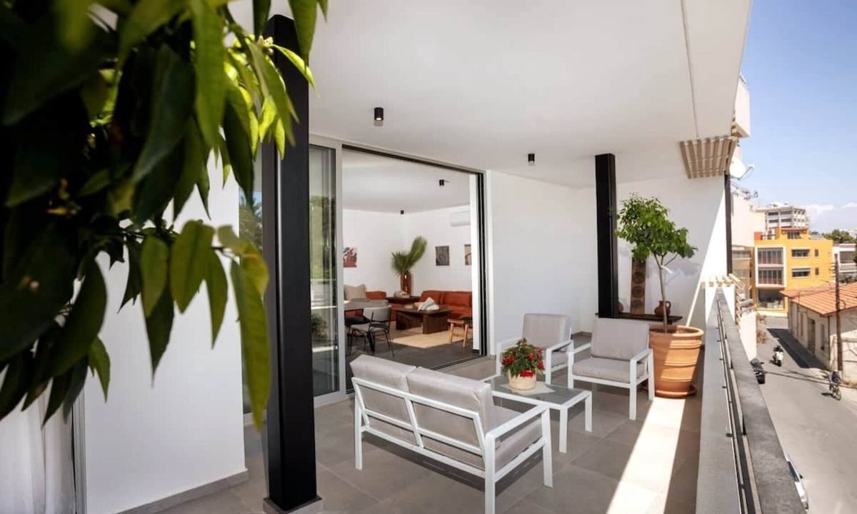 Historical Center Apartment | Bridge House 201-3BR Modern Apt with parking