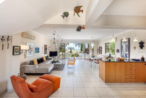 Pervolia Villa | Chelidonia Larnaca Seafront Villa