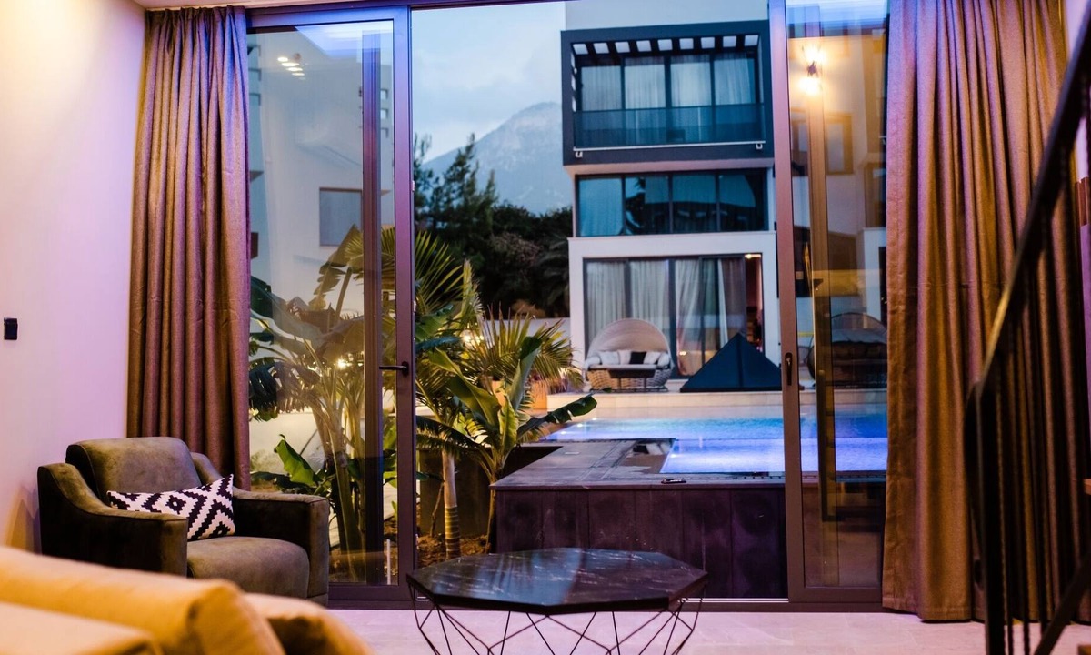 Karakum House | Chic Flat w Pool 5 min to Beach in Kyrenia