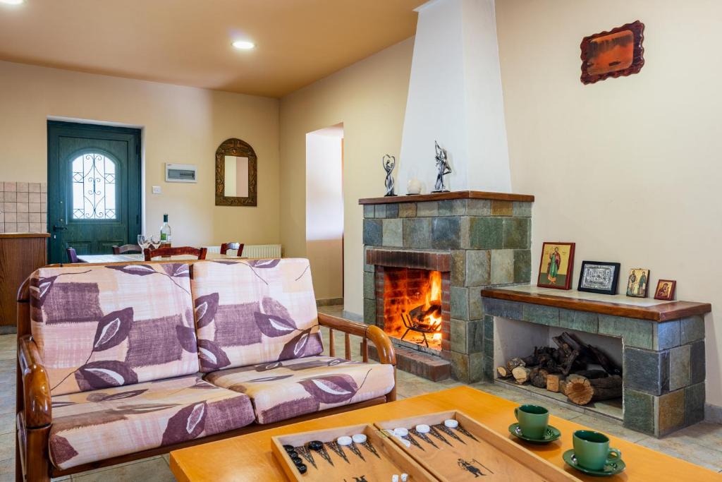 Vasa Koilaniou House | Cosy Mountain Retreat