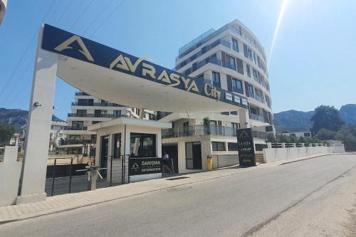 Kornos Apartment | Girne Merkezde Geniş Teraslı Havuzlu Daire