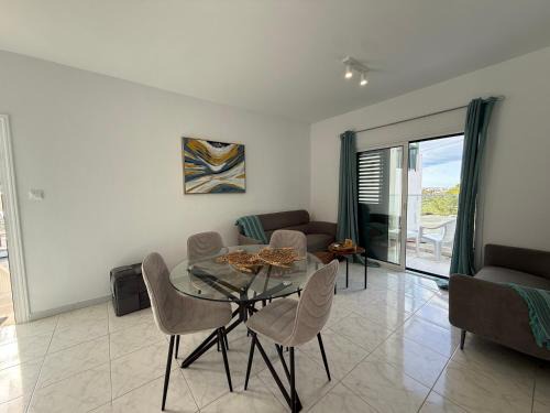 Chlorakas Apartment | Modern 1 bedroom apartment near the sea