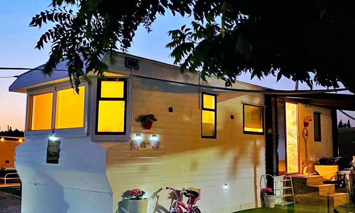 Geroskipou House | Nefeli's Dollhouse Caravan 10 min from Airport 700 meters from Yeroskipou Beach