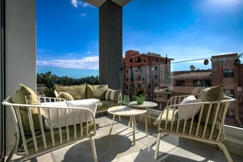 Universal Apartment | Oasis 301 Gorgeous Modern 2-Bed Complex Pool