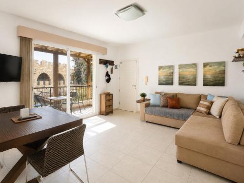 Paphos Apartment | Paphos Eye 360 Roman Hotel, Lighthouse & Sea View