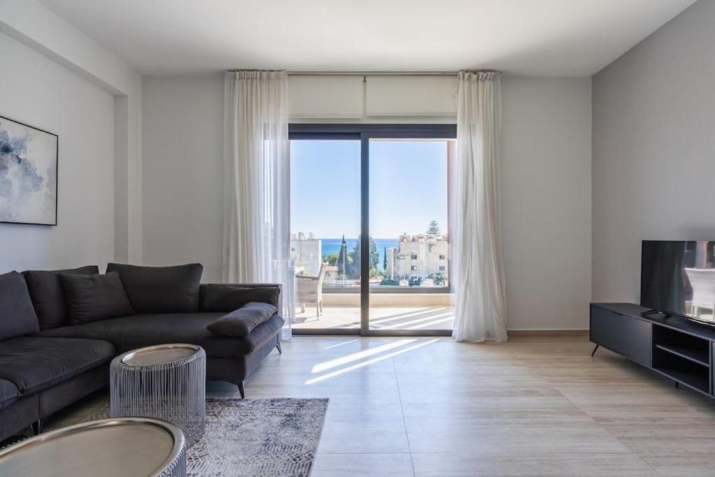 Agios Tychon Apartment | Pearl Beach Luxury Family Suite
