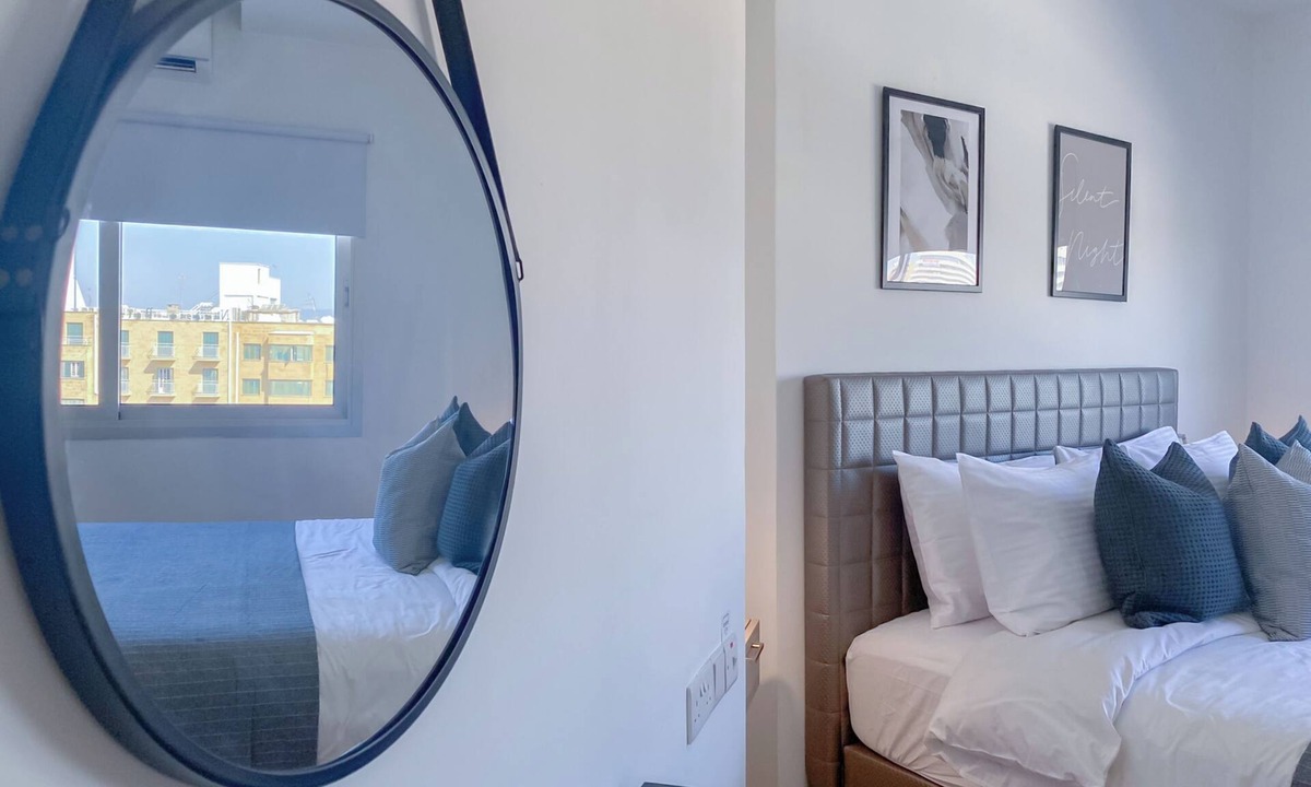 City Centre Apartment | Phaedrus Living Plateia Suite Grigio