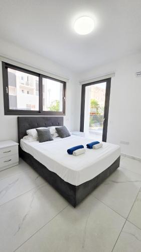 Larnaca City Centre Apartment | Poolside Lux Apartment