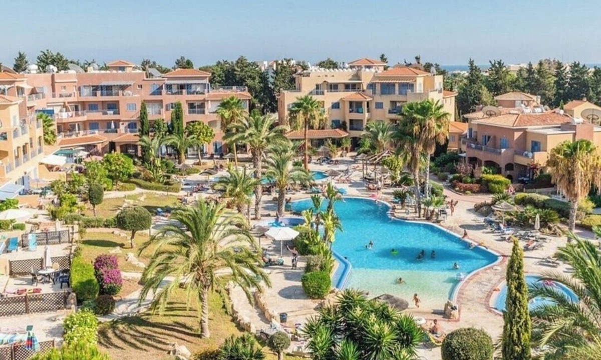 Paphos Apartment | Stylish 2BR in Limnaria Gardens and short walk to beach, shops & Paphos Harbour