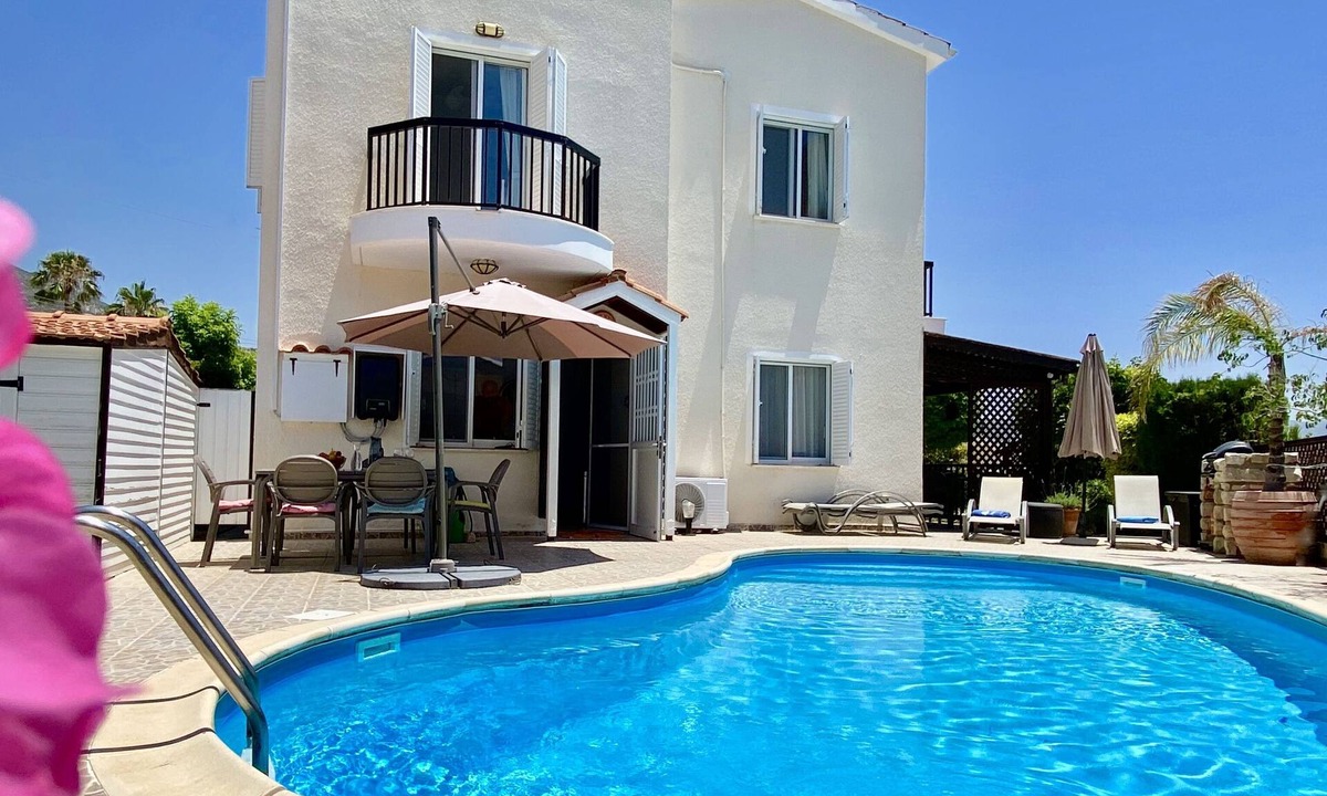 Peyia Town Villa | Villa with priv. Pool, beautiful garden and shady veranda - 5 min to the beach