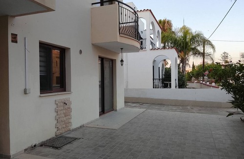 Oroklini Apartment | 2-bedroom apartment in superb Oroklini with cool AC.family and pet friendly.