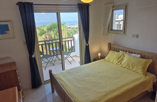 Peyia Town Apartment | 2 bedroom Penthouse apartment, stunning views, Aircon, 2 pools, Free WIFI