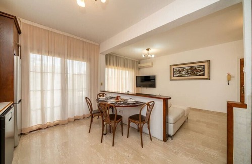 Neapolis Apartment | 3 bedroom flat central, beach, walking streets