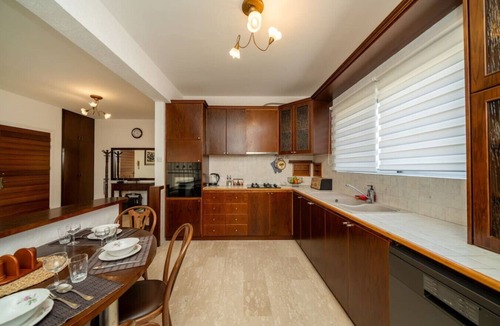 Neapolis Apartment | 3 bedroom flat central, beach, walking streets