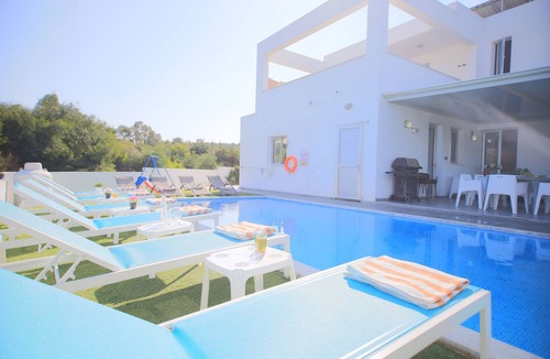 Paralimni Villa | Akefalou Bay Villa - 5 Bedroom Exclusive villa