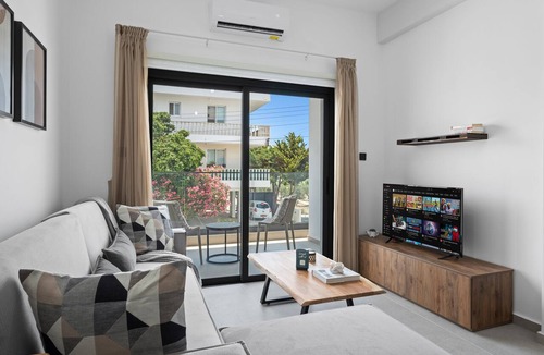 Universal Apartment | Amber Suites – Suite with Private Balcony