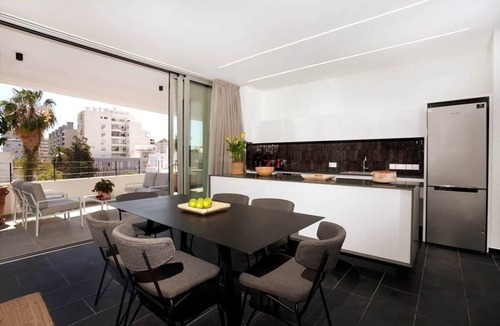 Historical Center Apartment | Bridge House 201-3BR Modern Apt with parking
