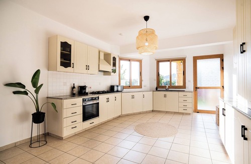 Peyia Town Villa | Casa Alba - Bohemian-style XXL 3-bedroom villa with a private pool
