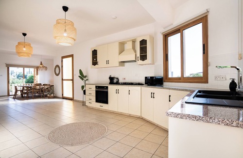 Peyia Town Villa | Casa Alba - Bohemian-style XXL 3-bedroom villa with a private pool