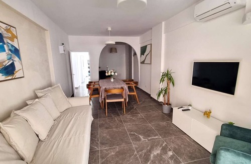 Larnaca City Centre Apartment | CENTER 2br | 250m walk from beach | parking :)