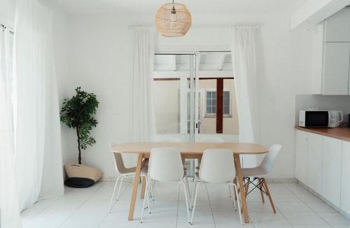 Chlorakas House | Chlorakas Coastal Home 3 Bed, Steps to the Sea