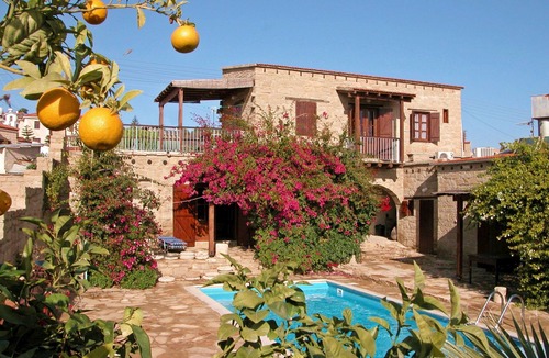 Tochni Apartment | Cyprus Villages Hotel & Restaurant - Central Location - Bed & Breakfast - With Access To Pool And Stunning Views