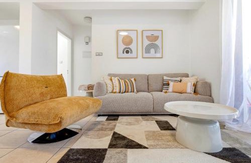 Universal Apartment | Erato Gardens Modern Apartment By VICHY Holidays