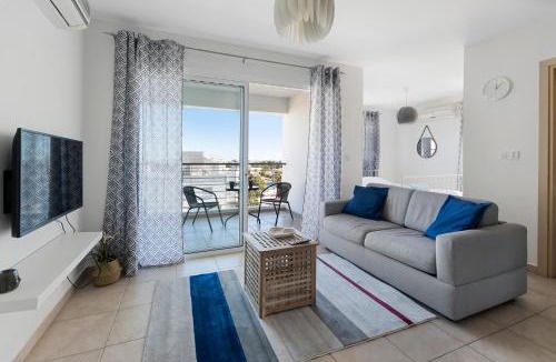 Lykabittos Apartment | Glabur Stays - The Sunny Atelier - Nicosia City, Free Parking & Wifi, Welcomes You!