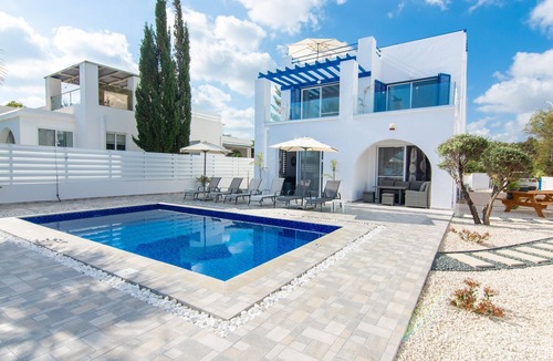 Latchi Villa | Global Latchi Villa - a villa that sleeps 6 guests in 3 bedrooms