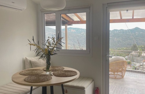 Politiko House | House of Light, Mountain Retreat