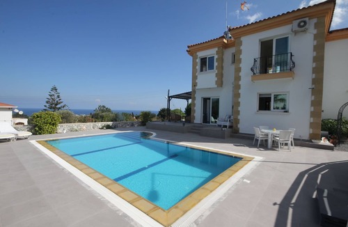 Karsiyaka Villa | Kick back and relax in this calm, stylish space. New for Summer 2024.