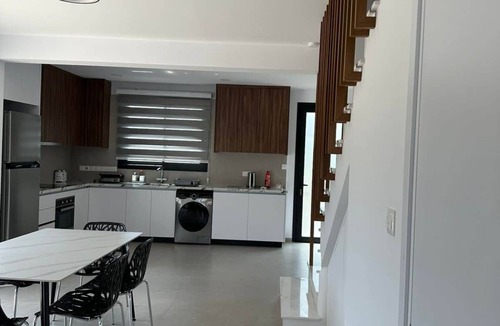 Anarvagos House | Lemonia Modern Maisonette | Fresh 3-BR Family