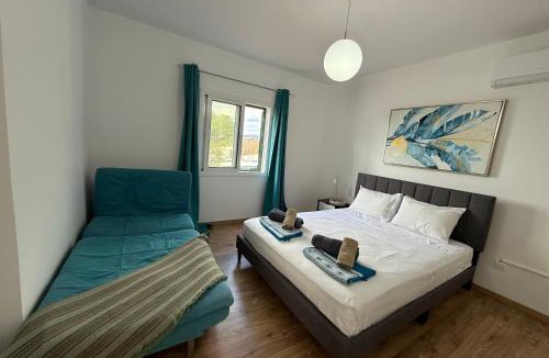 Chlorakas Apartment | Modern 1 bedroom apartment near the sea