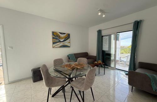 Chlorakas Apartment | Modern 1 bedroom apartment near the sea