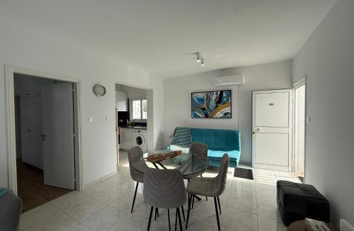 Chlorakas Apartment | Modern 1 bedroom apartment near the sea