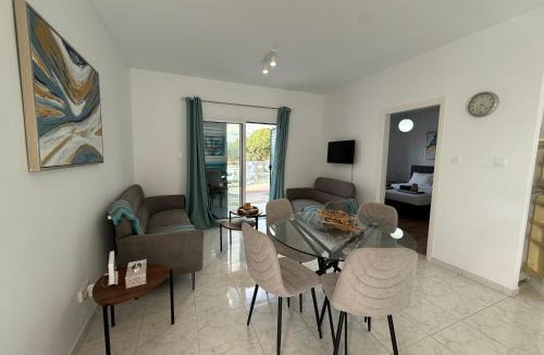 Chlorakas Apartment | Modern 1 bedroom apartment near the sea