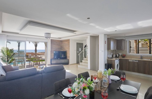 Ayia Thekla House | Moderne, geräumige Ferienvilla by Interhome
