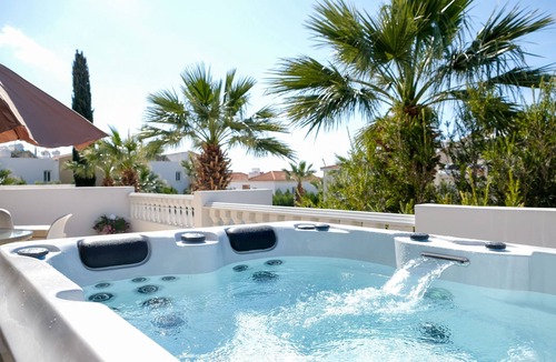Peyia Town Apartment | Peyia Fontana - Executive spacious 2-bedroom apartment with Hot Tub & sea views