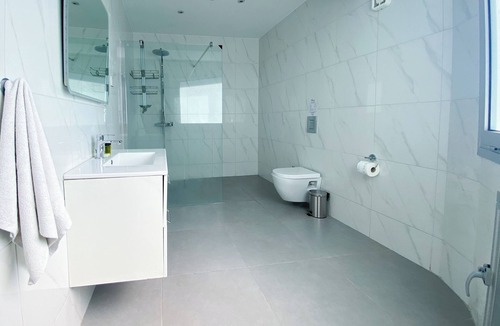 City Centre Apartment | Phaedrus Living Plateia Suite Grigio