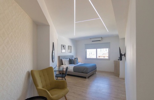 City Centre Apartment | Phaedrus Living Plateia Suite Grigio
