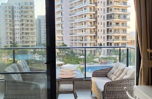 Dherynia Apartment | Pool View 1 Bedroom Apartment in Caesar Blue