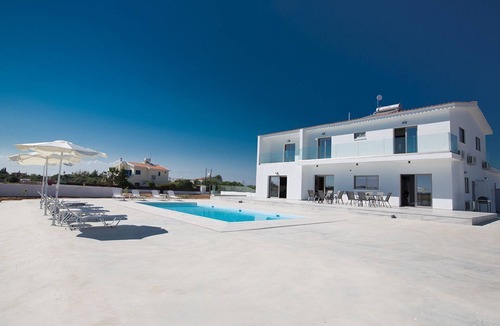 Paralimni Villa | Protaras Holiday Villa GA98 - a villa that sleeps 12 guests in 6 bedrooms