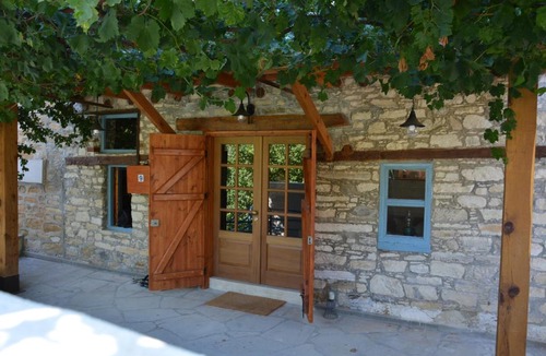 Vasa Koilaniou House | Riverside Cottage
