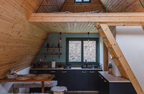 Arakapas Cabin | Scenic Mountain Getaway for Couples with Pool Access