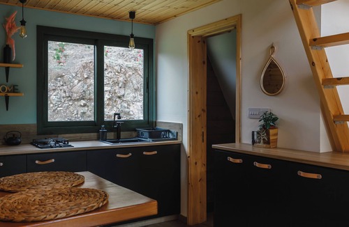 Arakapas Cabin | Scenic Mountain Getaway for Couples with Pool Access