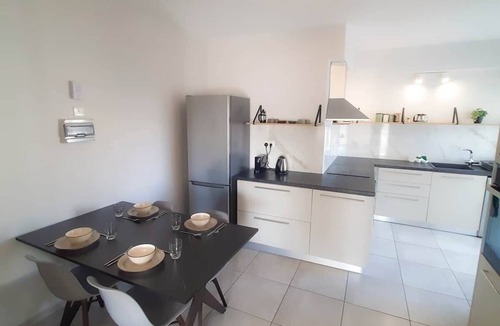 Historical Center Apartment | Sea Breeze Central, 2bed, sleeps 4, Wi-Fi, Sat TV